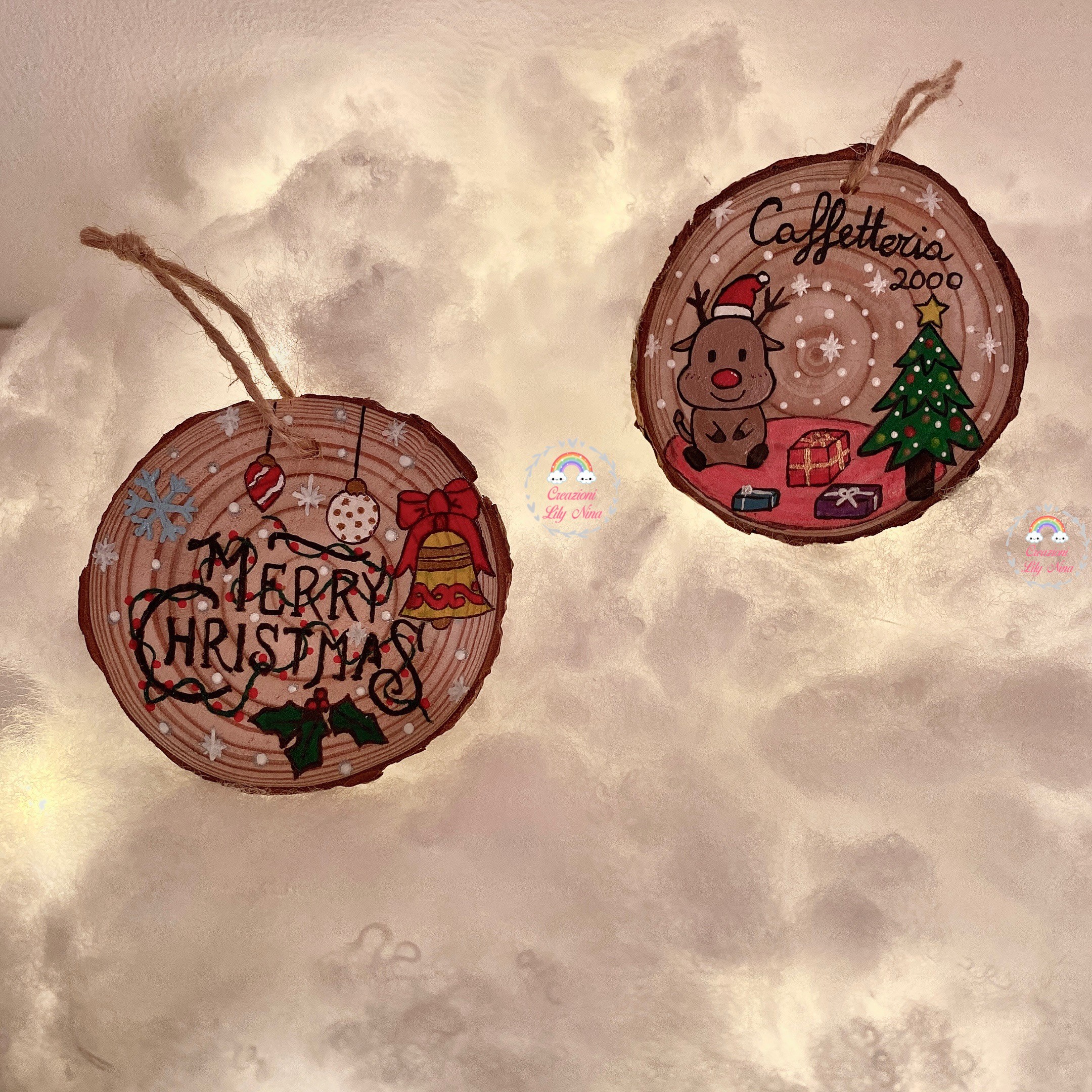 Sui dischetti di legno compaiono decori natalizi! #decorazioni