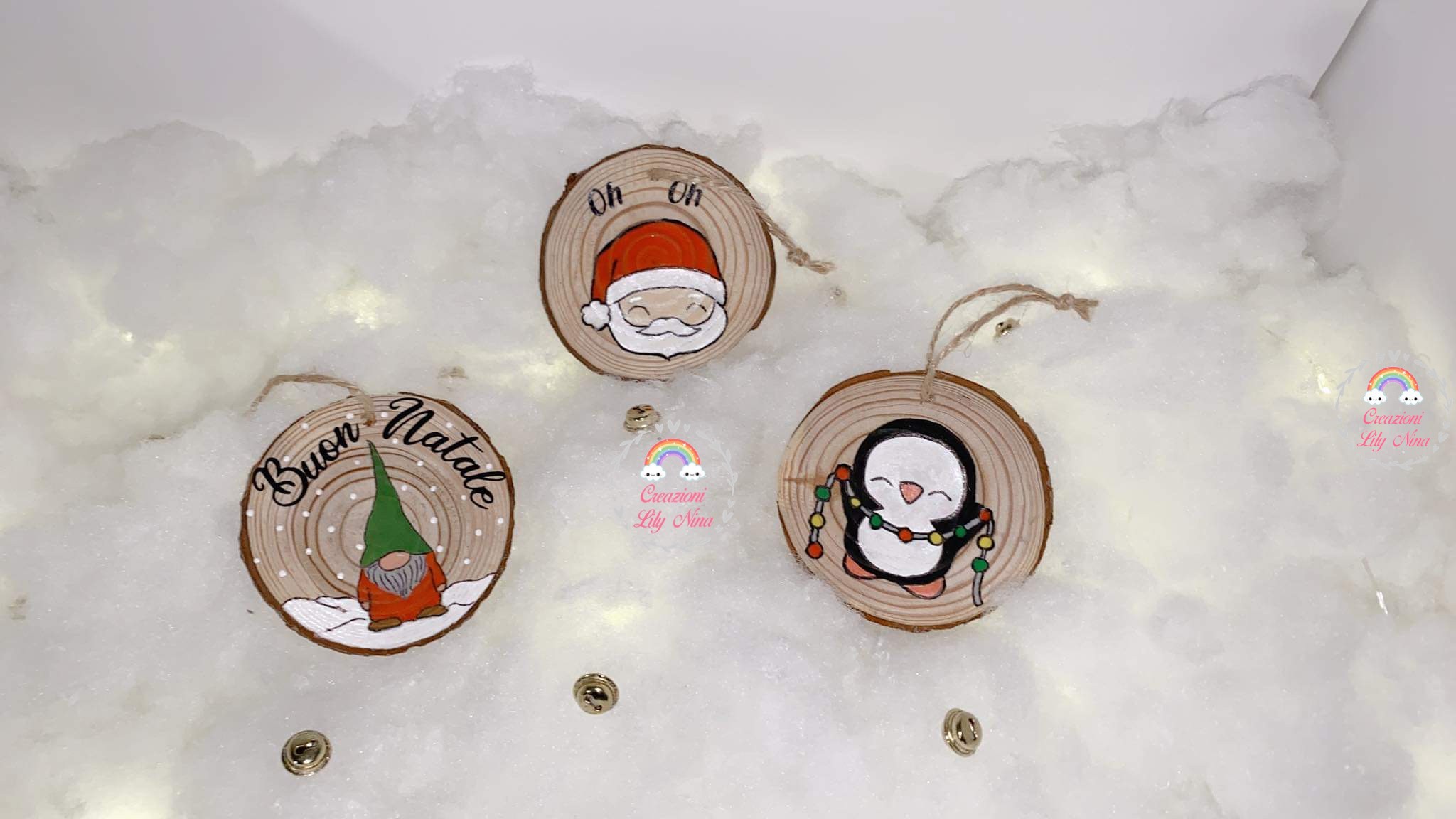 dischetti di legno dipinti per addobbi natalizi da appendere sull'albero
