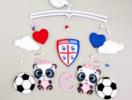 Giostrina culla Panda a tema squadra di calcio Cagliari