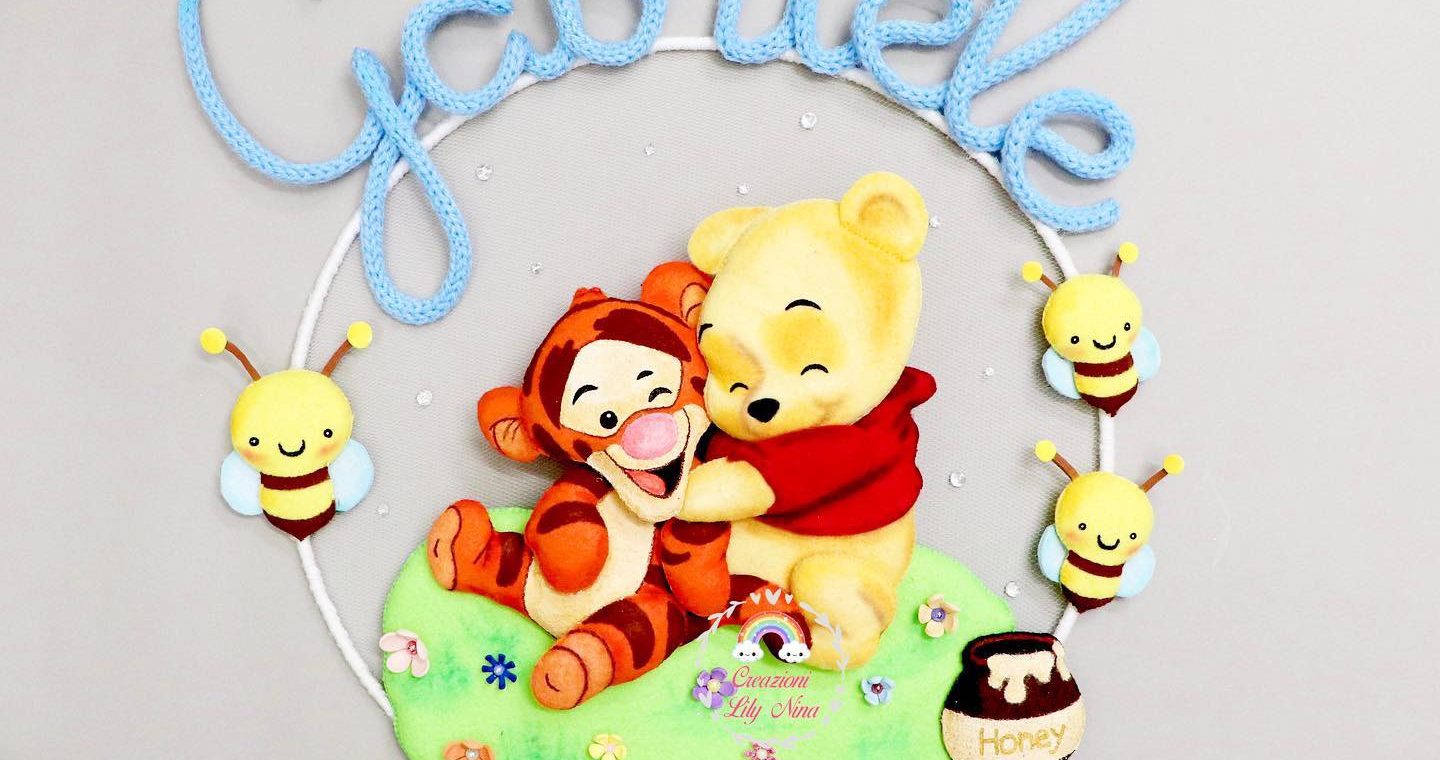 Fiocco nascita a tema Winnie The Pooh con nome Gabriele in tricotin