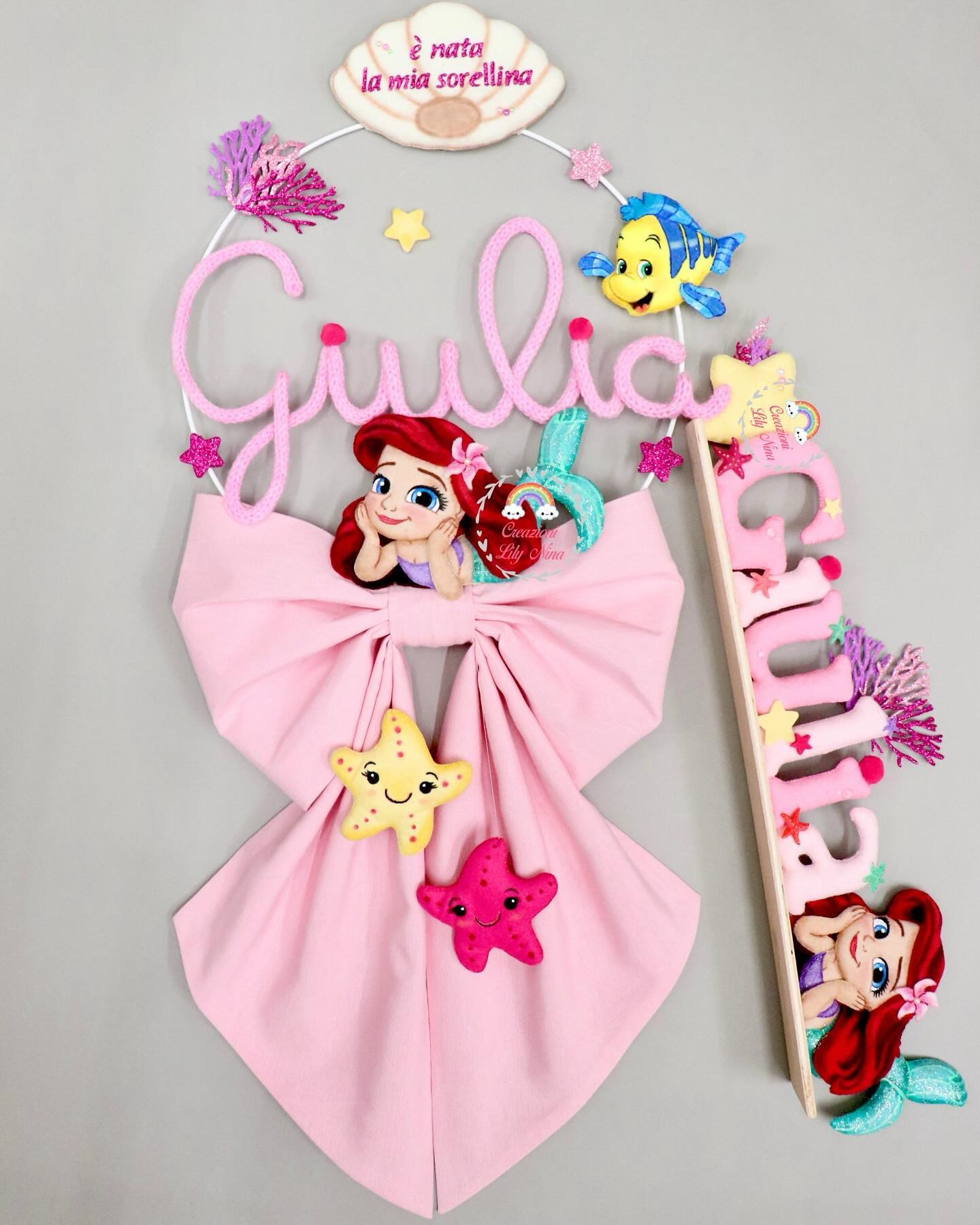 Fiocco nascita Ariel con nome Giulia in tricotin e banner da tavola feltro pannolenci
