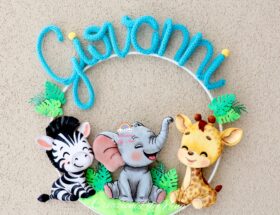 Fiocco nascita safari – elefantino, giraffa e zebra tra dolcezza e colori della savana in tricotin, feltro e pannolenci