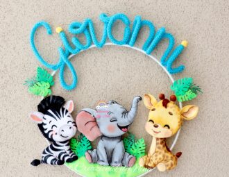 Fiocco nascita safari – elefantino, giraffa e zebra tra dolcezza e colori della savana in tricotin, feltro e pannolenci