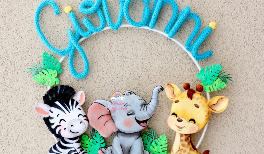 Fiocco nascita safari – elefantino, giraffa e zebra tra dolcezza e colori della savana in tricotin, feltro e pannolenci