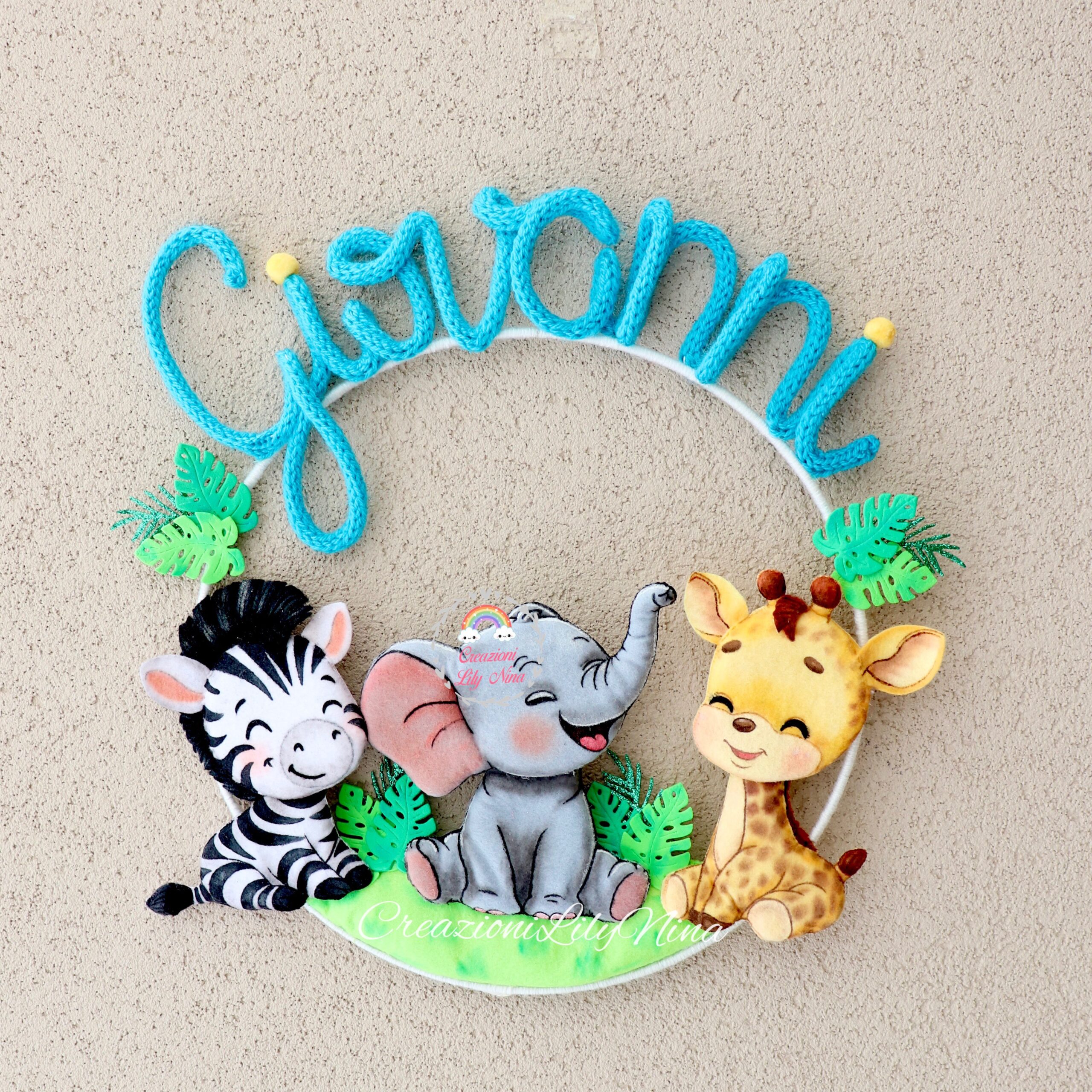 Fiocco nascita safari – elefantino, giraffa e zebra tra dolcezza e colori della savana con nome Giovanni in tricotin, feltro e pannolenci 