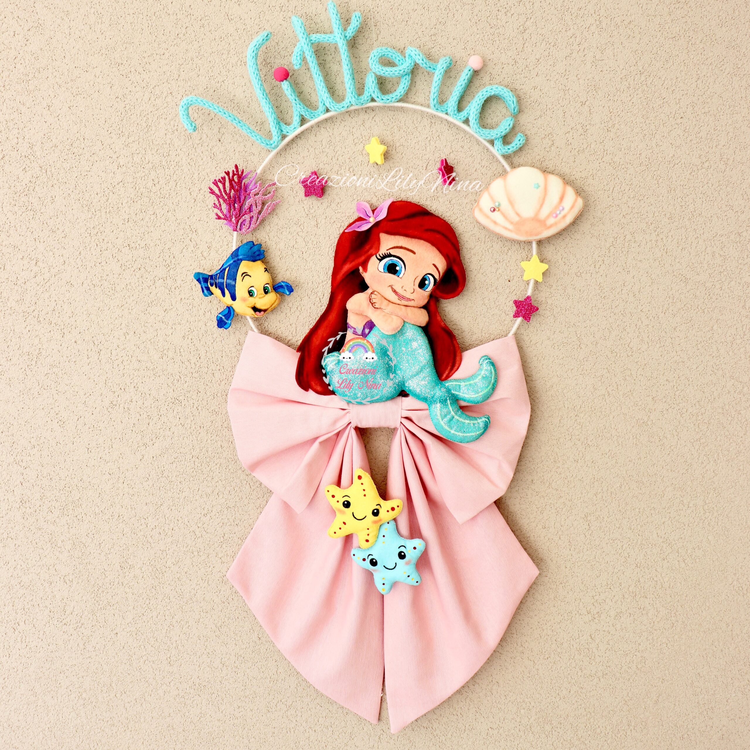 Fiocco nascita sirenetta Ariel con nome Vittoria in tricotin, feltro, pannolenci diy