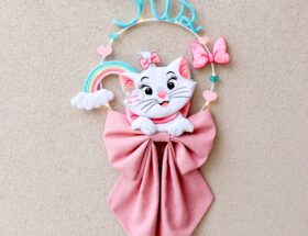 Fiocco nascita Minou Aristogatti con nome Iris in tricotin, feltro e pannolenci diy handmade, idee regalo