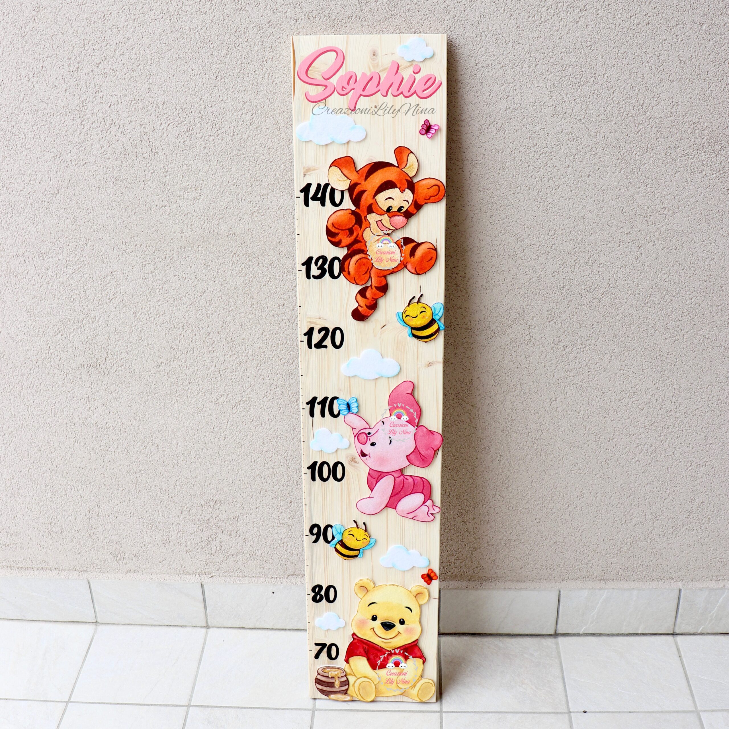 Metro crescita in legno a tema Winnie the Pooh con nome Cecilia